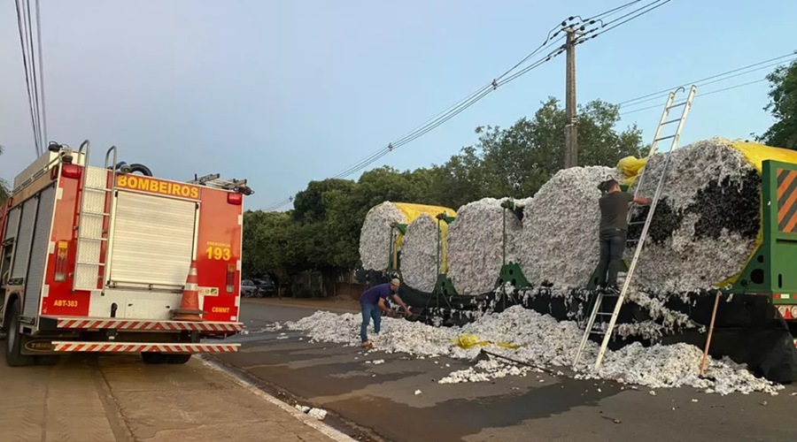 Carreta esbarra em rede de alta tensão e carga de algodão pega fogo 1
