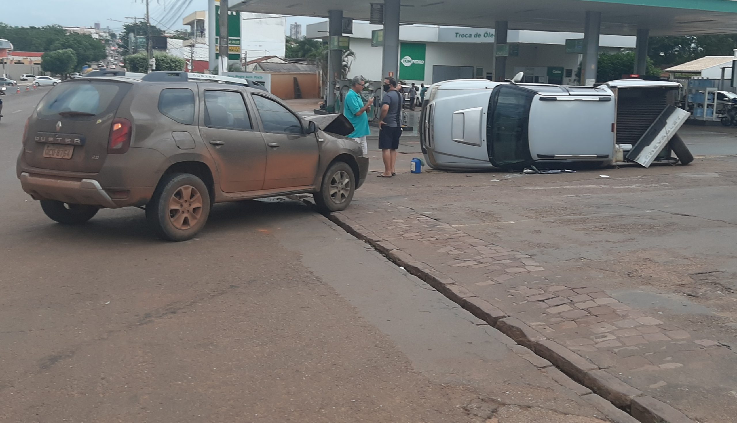 Após Colisão caminhonete capota na Vila Aurora em Rondonópolis 1