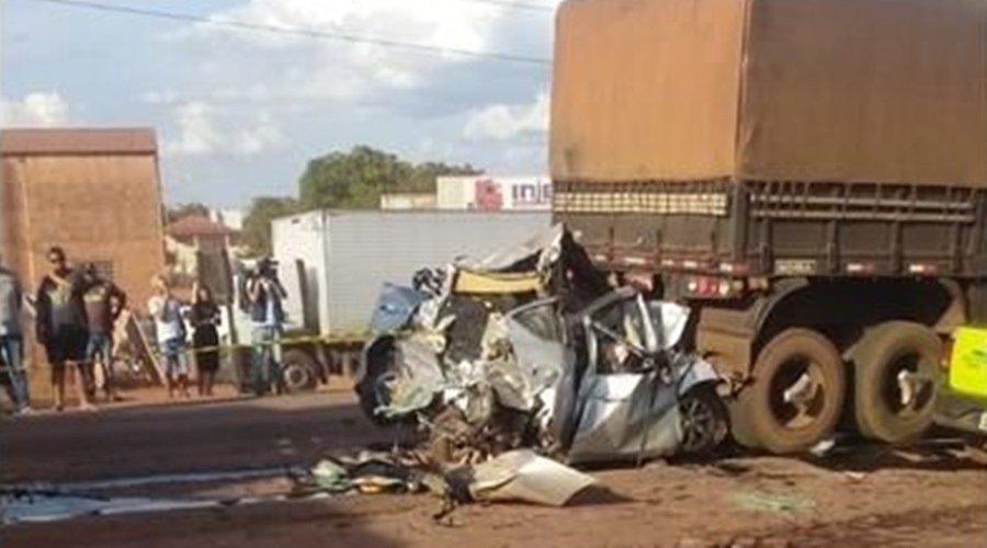 Condutora fica gravemente ferida após o veículo que conduzia ser esmagado por duas carretas 1