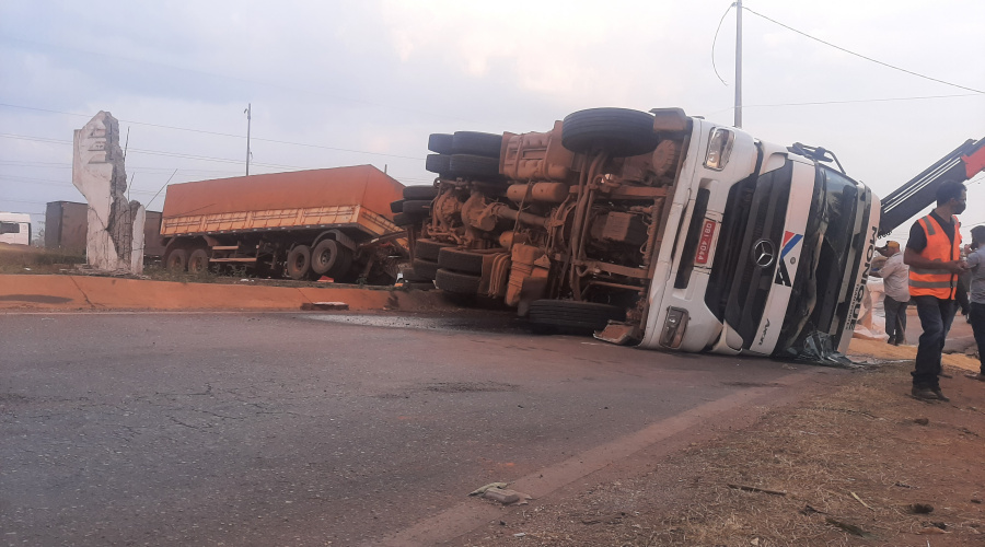Carreta com carga de soja tomba na rotatória do Jardim das Flores e motorista fica ferido 1