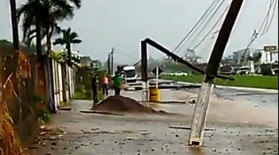 Uma chuva com muita ventania faz estragos em diversos pontos do município de Juína 1