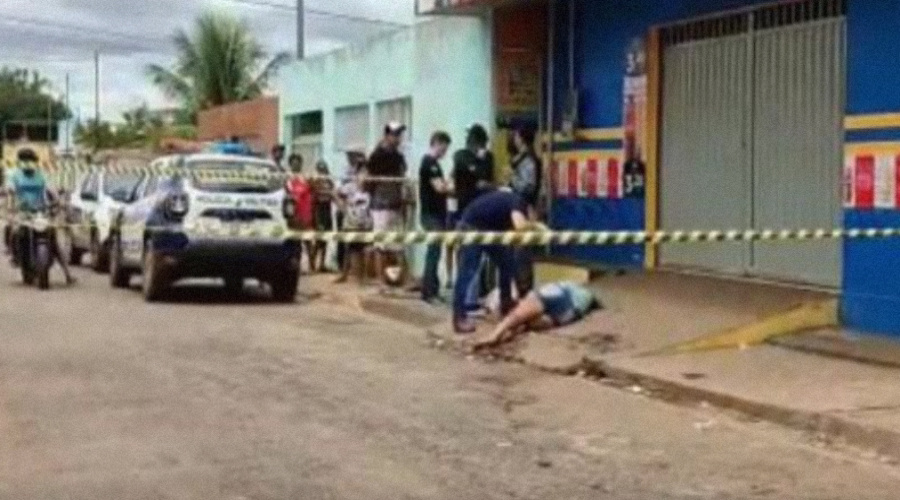Mulher é atingida com tiro no tórax e morre em frente a supermercado em VG 1