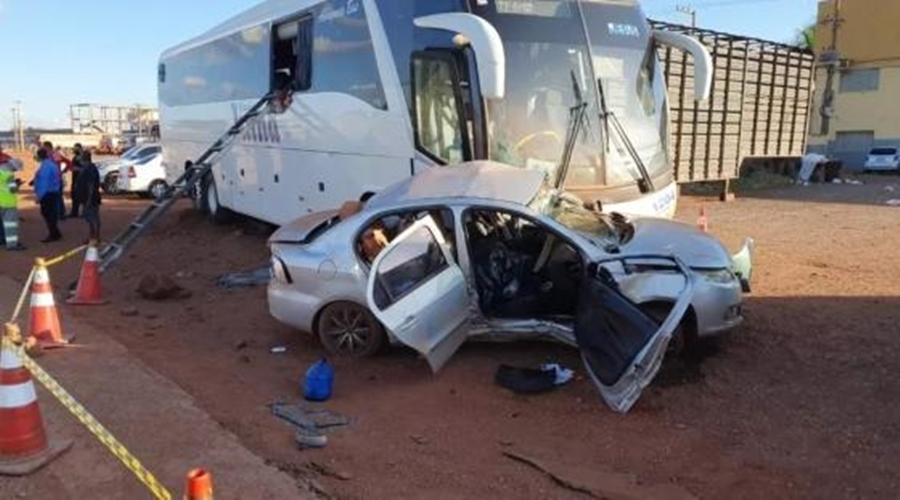 Colisão entre automóvel e ônibus deixa motorista morto preso às ferragens e mulher gravemente ferida 1