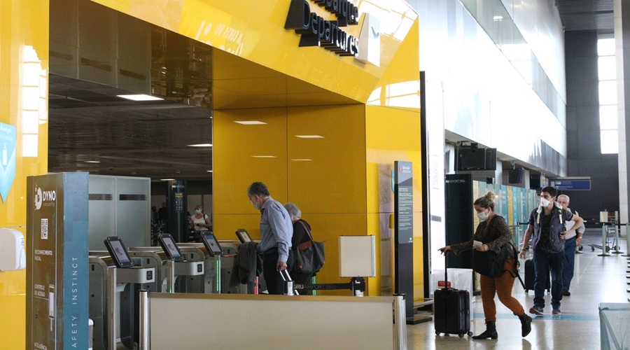 Anvisa autoriza serviço de bordo e mantém uso de máscaras em voos 1