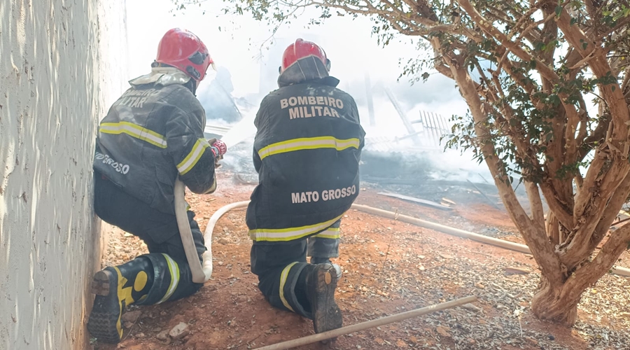 Residência fica totalmente destruída pelo fogo no bairro Alfredo de Castro em Rondonópolis 1