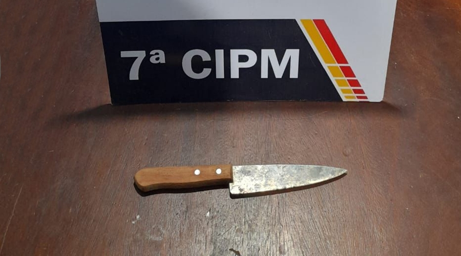Individuo é contido com disparo de arma não letal pela PM após resistir a prisão e investir contra policiais 1