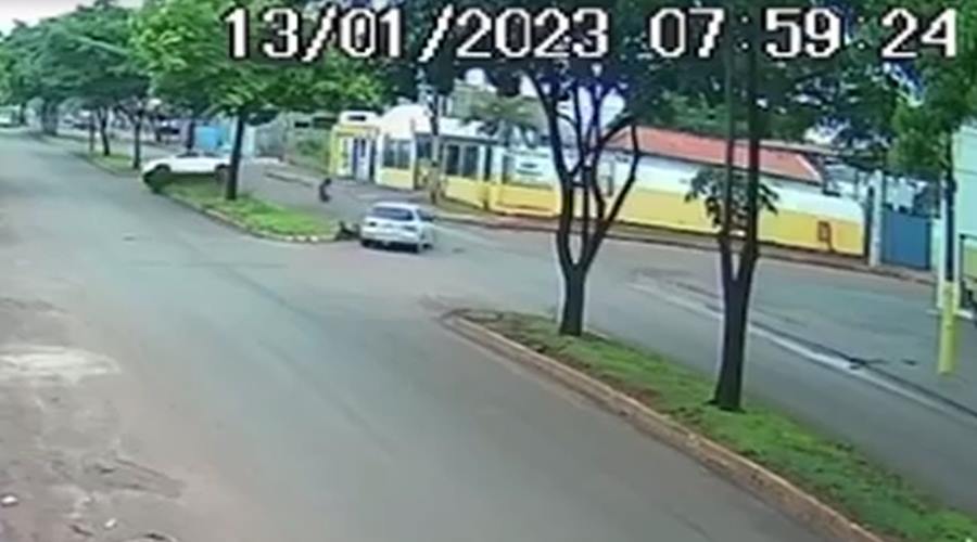 Homem morre após carro colidir violentamente em arvore no interior de MT, câmera de segurança flagrou o acidente 1