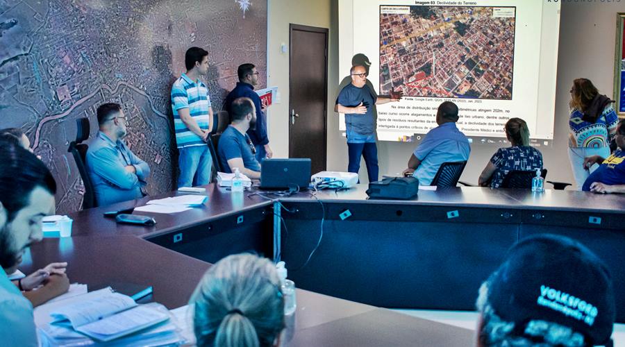 Prefeito recebe comissão de moradores do bairro 10 de Junho e faz compromisso de regularização e obras de drenagem 1