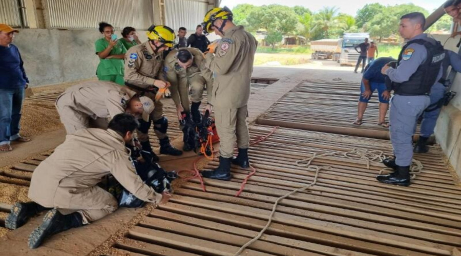 Trabalhador morre soterrado por grãos de soja durante manutenção em silo 1