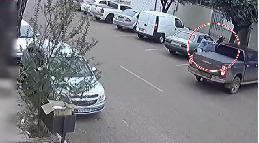 Ladrões abordam cidadão no momento que ele estacionava no bairro Vila Aurora e levam caminhonete Hilux 1