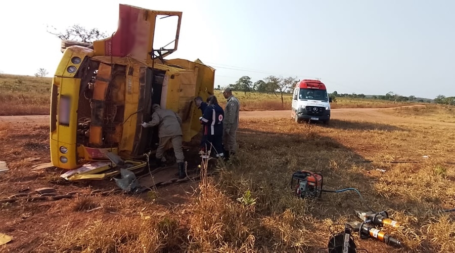 Homem morre após caminhão que ele conduzia tombar em região rural de Poxoréu 1