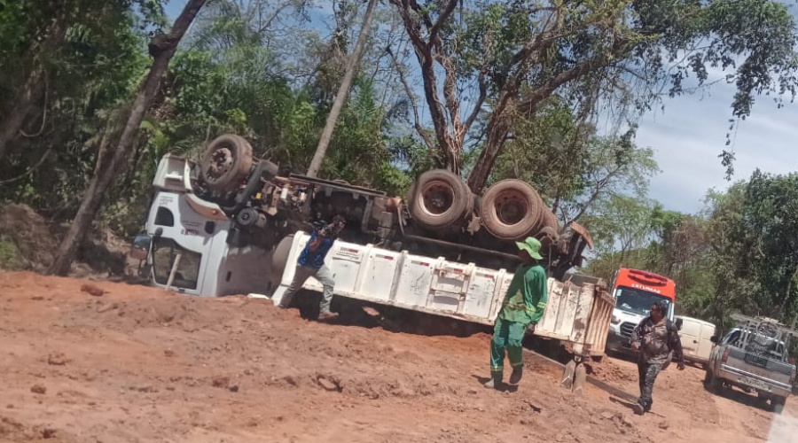 Caminhão caçamba que transportava aterro na Rodovia do Peixe tomba e três pessoas ficam feridas 1