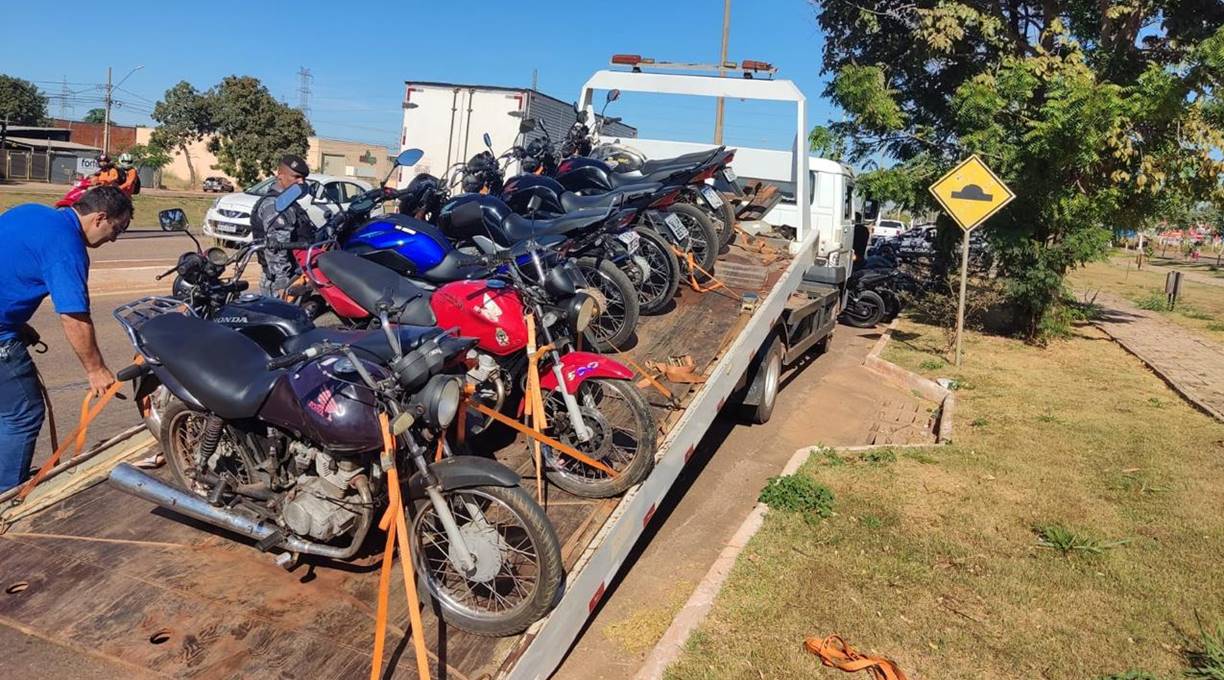 Durante a operação denominada Cerco Total, a 14ª CIPM realizou várias abordagens e fiscalizações em veículos, resultando na apreensão de 12 motocicletas irregulares 1