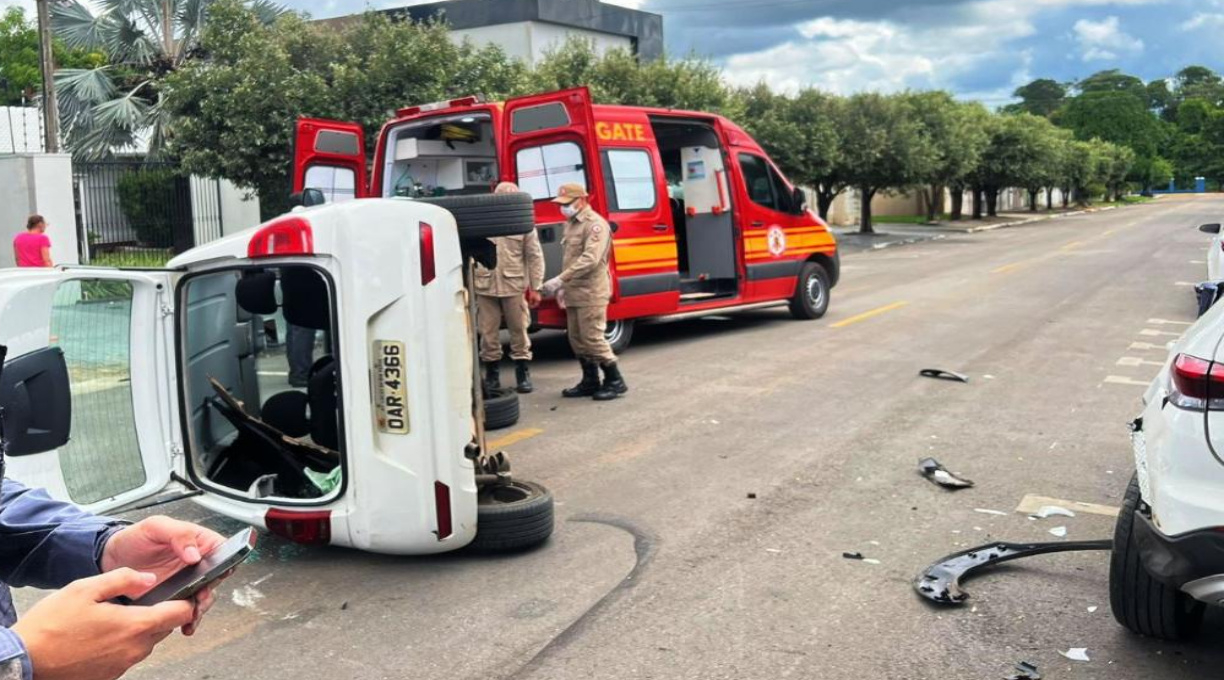 Corpo de Bombeiros socorre vítima de veículo tombado após acidente de trânsito 1