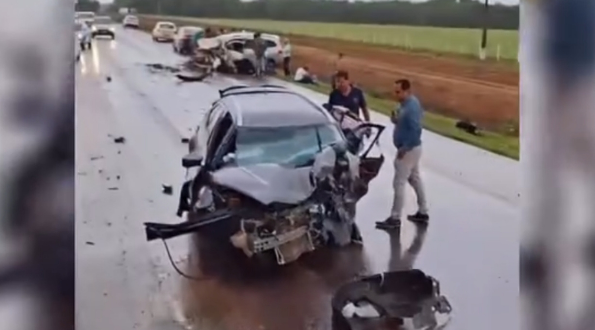 Uma pessoa morreu e cinco ficaram feridas em uma colisão frontal envolvendo dois automóveis na BR-163, em Sorriso 1