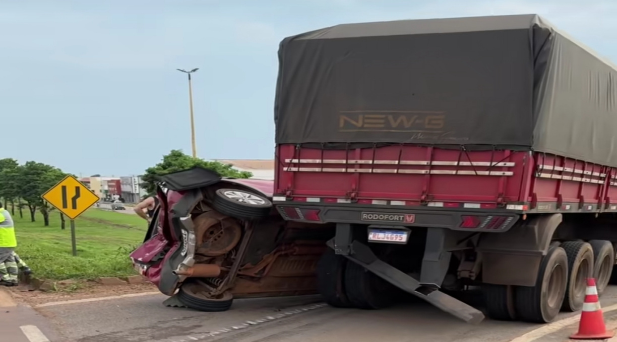 Motorista sai ileso após o Renault Sandero que ele conduzia ser prensado por duas carretas em Sinop 1