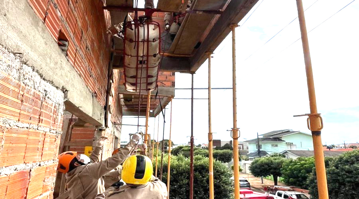 Bombeiros socorrem trabalhador vítima de choque elétrico em construção 1