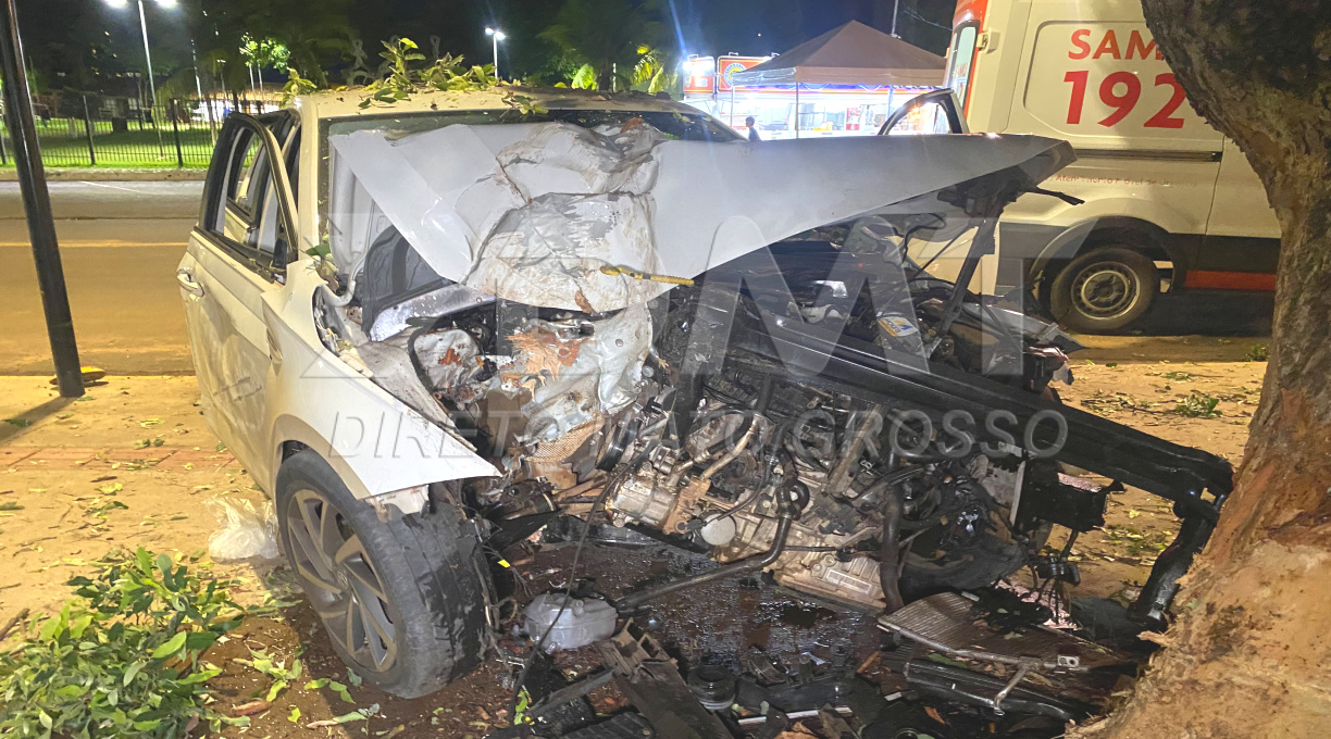 Câmera de segurança flagra o momento que automóvel colide contra uma árvore no centro de Rondonópolis 1