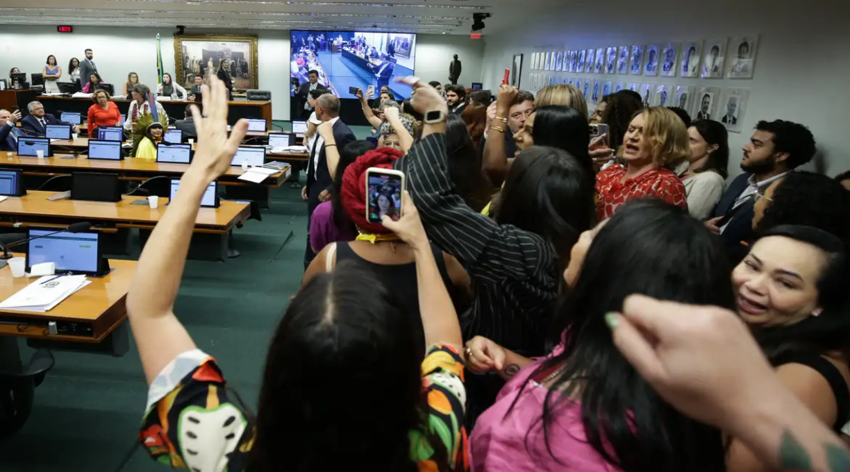Sob protestos, CCJ da Câmara aprova PEC que proíbe aborto legal 1