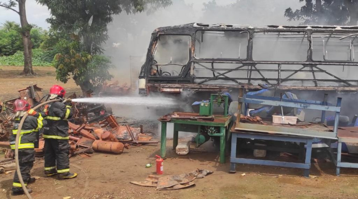 Corpo de Bombeiros extingue incêndio em ônibus em Campo Verde 1