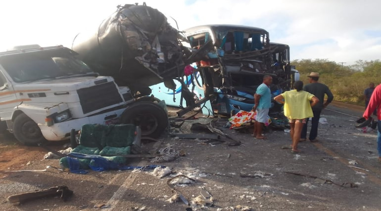 Acidente entre dois ônibus e uma carreta deixa cinco mortos e 23 feridos na Bahia 1