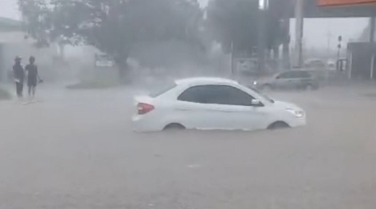 Após uma chuva de cerca de 30 minutos, alguns pontos de Rondonópolis ficaram alagados 1
