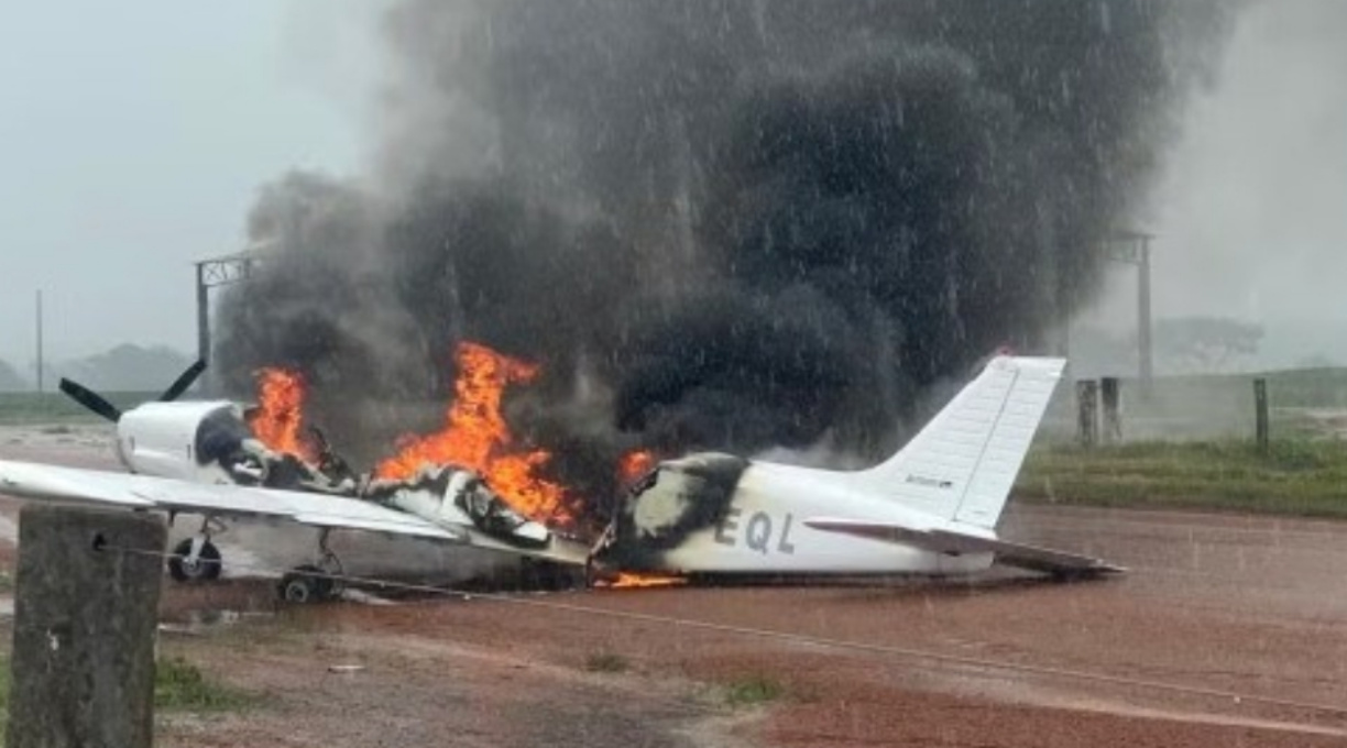Avião de pequeno porte com carga de entorpecentes é incendiado após pouso forçado 1