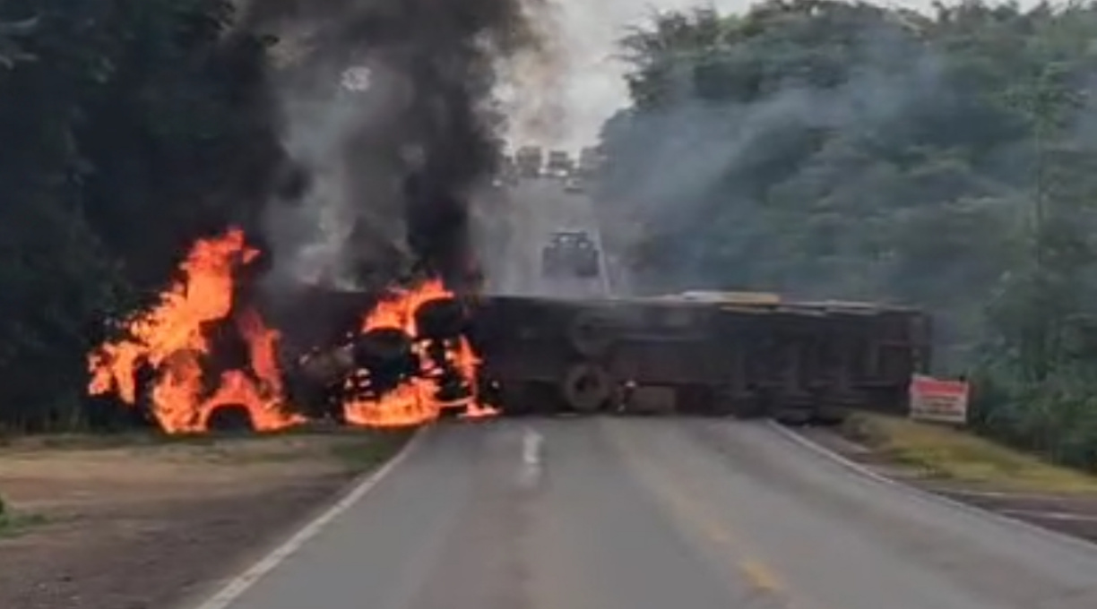 Carreta carregada de milho tomba na BR-070 em Primavera do Leste e pega fogo 1