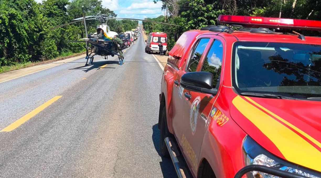Bombeiros resgatam vítima de capotamento na BR-070 1