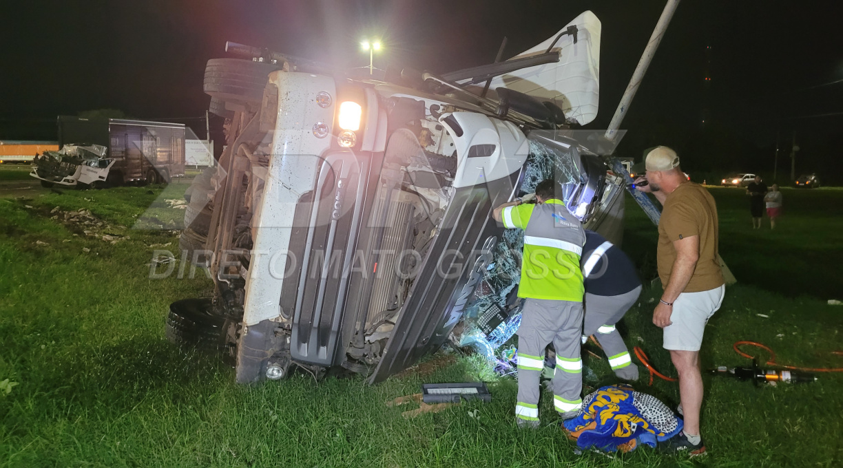 Motoristas ficam presos às ferragens após colisão envolvendo dois veículos de carga na BR-364/BR-163, em Rondonópolis 1