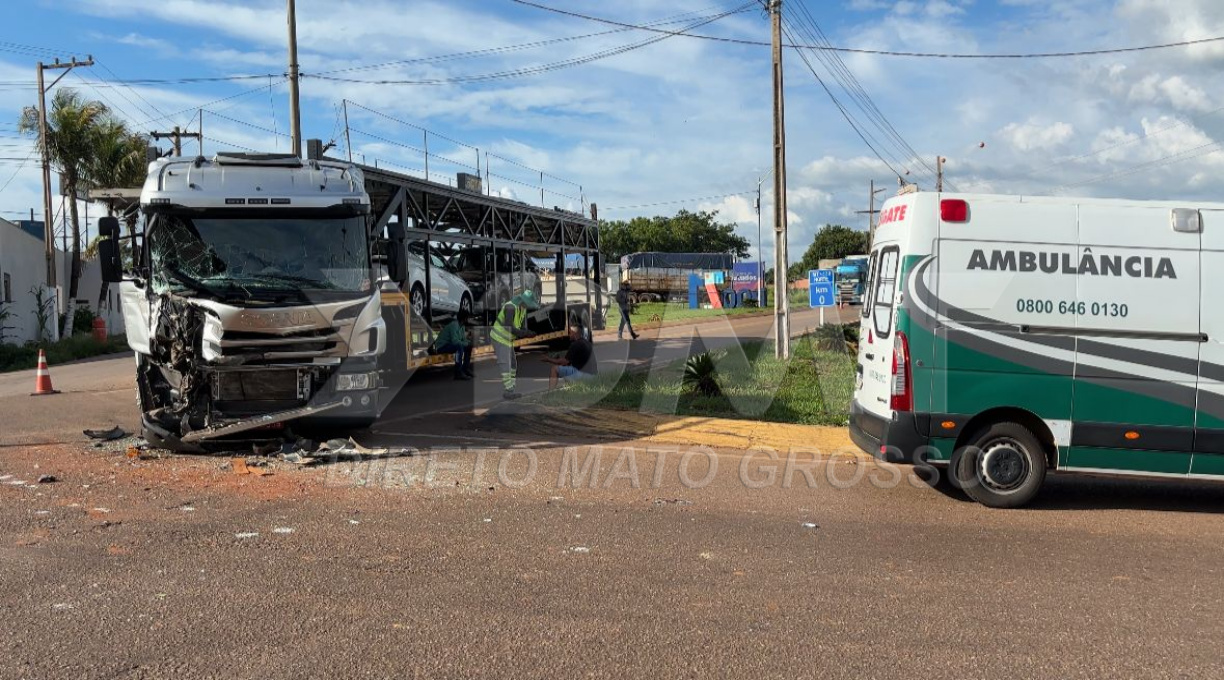 Cabine de cegonha fica destruída ao colidir com um caminhão guincho na rotatória do Jardim das Flores 1