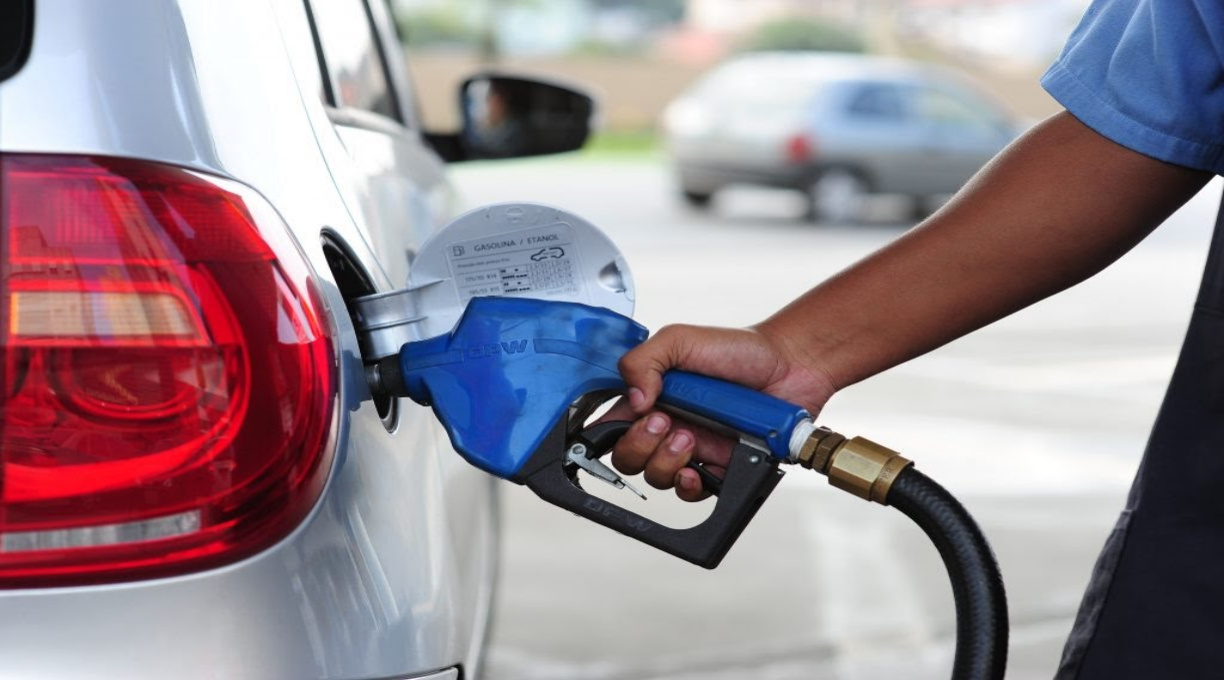 Mesmo sem reajuste da Petrobras, gasolina sobe nas bombas com impacto do dólar 1