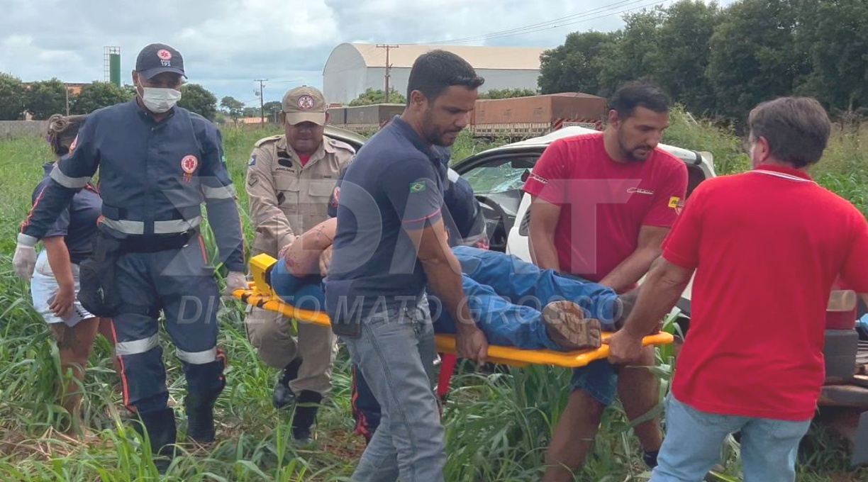 Motorista de Fiat Strada fica ferido após colisão com uma carreta no Distrito Industrial Vetorasso 1