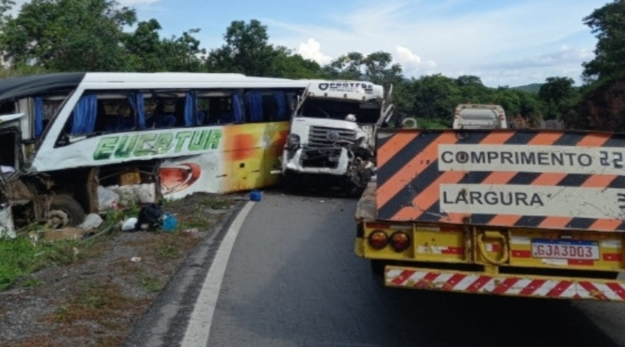 Dezessete pessoas ficaram feridas em uma colisão entre um ônibus e uma carreta-prancha em Cáceres 1