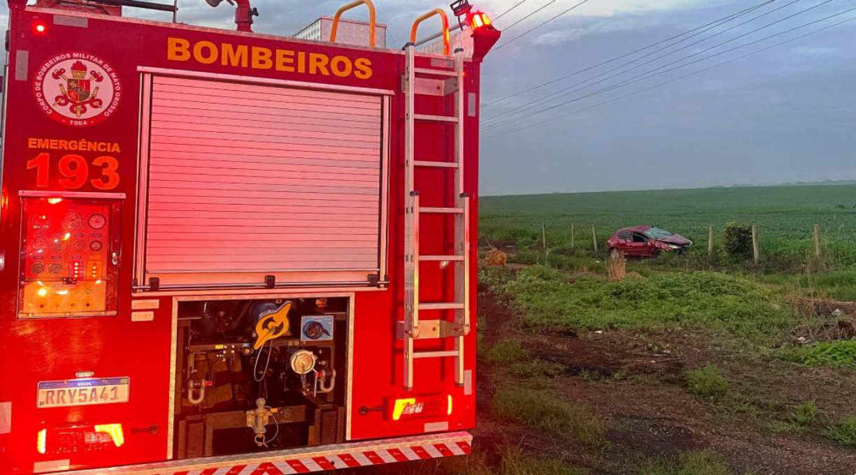Bombeiros socorrem vítimas de capotamento na BR-163 em Sorriso 1