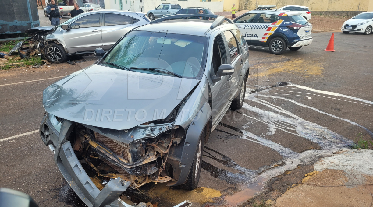 Colisão de alto impacto entre carros no centro de Rondonópolis resulta em feridos 1