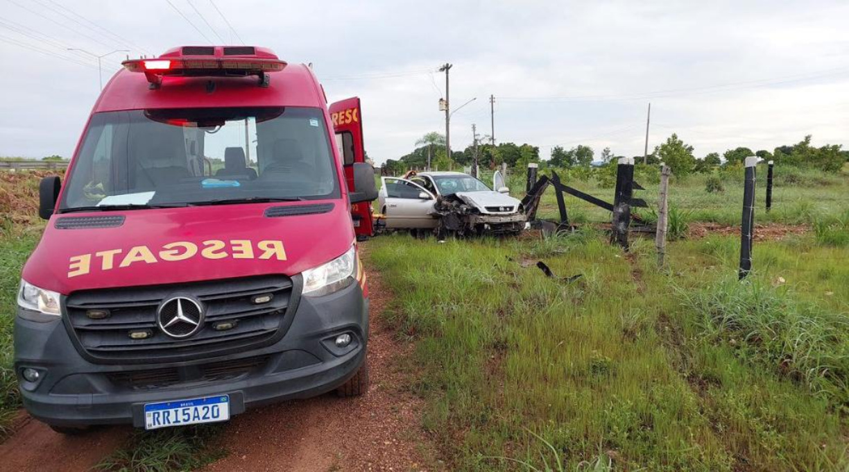 Corpo de Bombeiros Militar retira vítima presa às ferragens após acidente em Santo Antônio do Leverger 1
