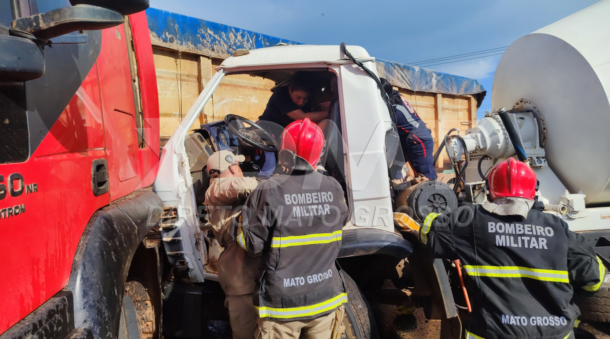 Grave acidente no Distrito Industrial entre dois veículos de carga deixa duas pessoas feridas 1