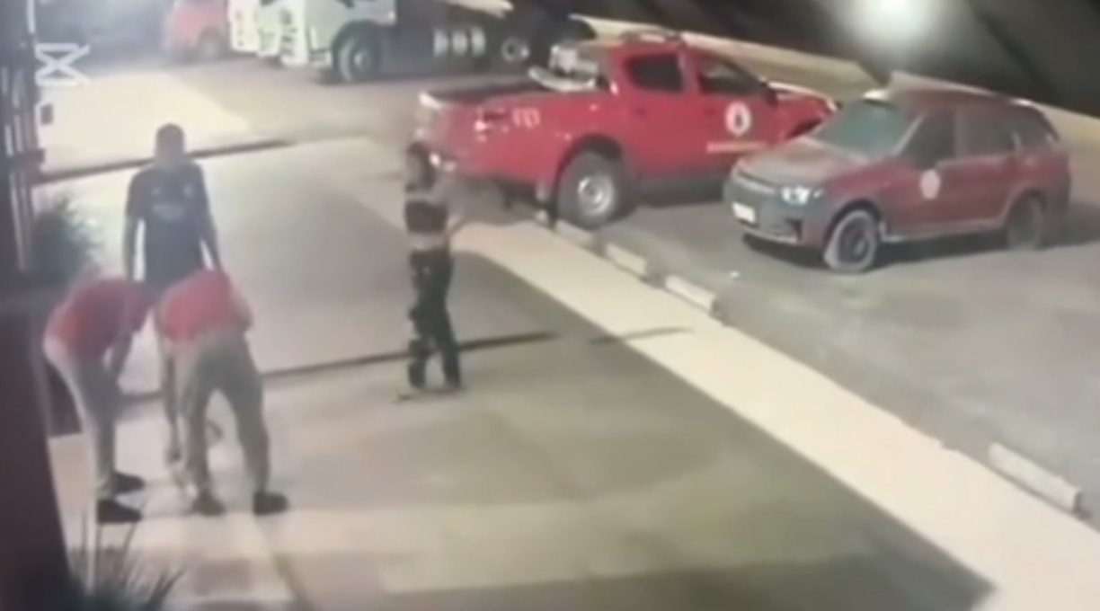 Bombeiro salva recém-nascido que se engasgou após a amamentação; veja o vídeo 1