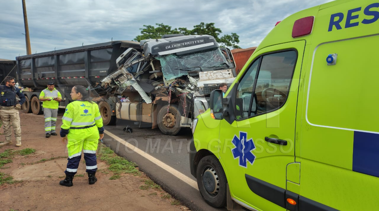 Veículo de carga tem cabine destruída após colisão traseira na BR-364, em Rondonópolis 1