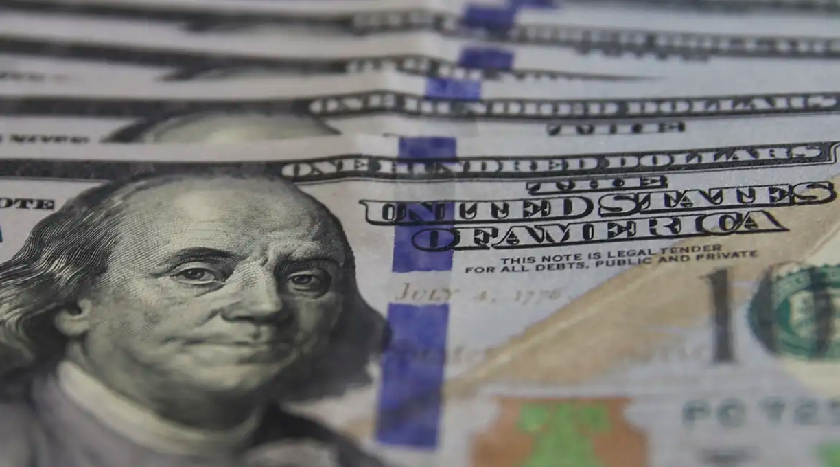 Dólar tem maior queda diária em dois anos e meio e fecha a R$ 5,75 1
