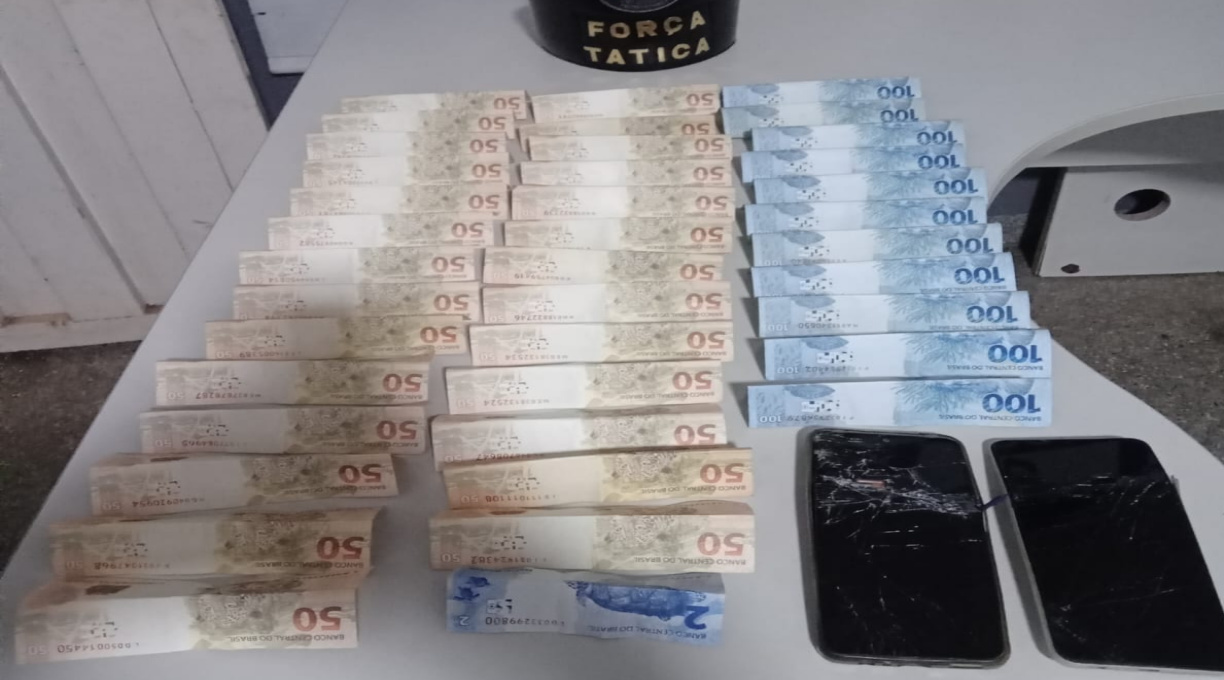 Dois indivíduos, sendo um deles tornozelado, foram presos pela FT com cerca de R$ 2.502,00 de origem duvidosa 1