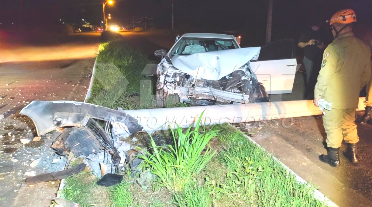 Carro fica destruído após colidir na traseira de uma caminhonete e, em seguida, bater em um poste em Rondonópolis 1