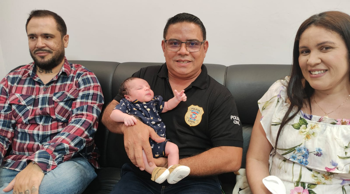 Investigador, em ato heroico, salva recém-nascido após a mãe procurar socorro na 1ª DP de Rondonópolis 1