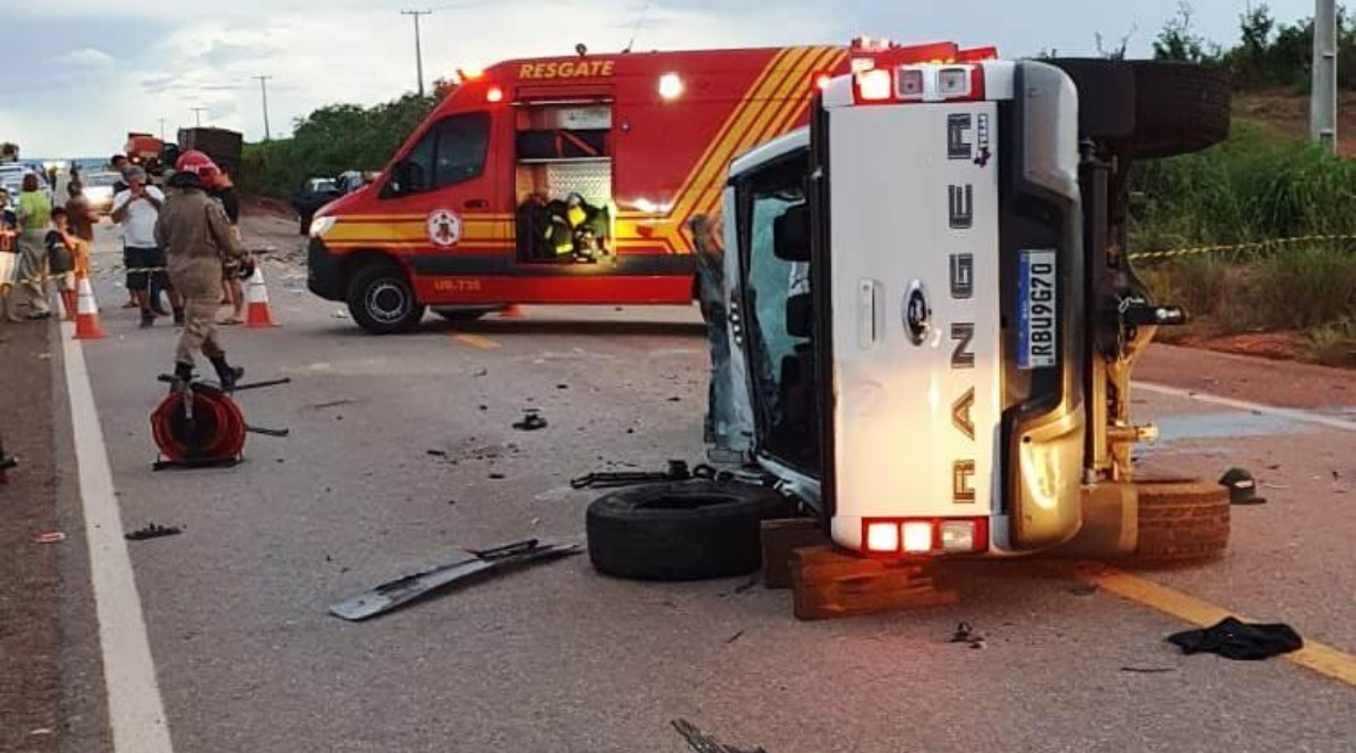 Motorista de 39 anos morre durante colisão frontal entre uma carreta e uma Ford Ranger 1