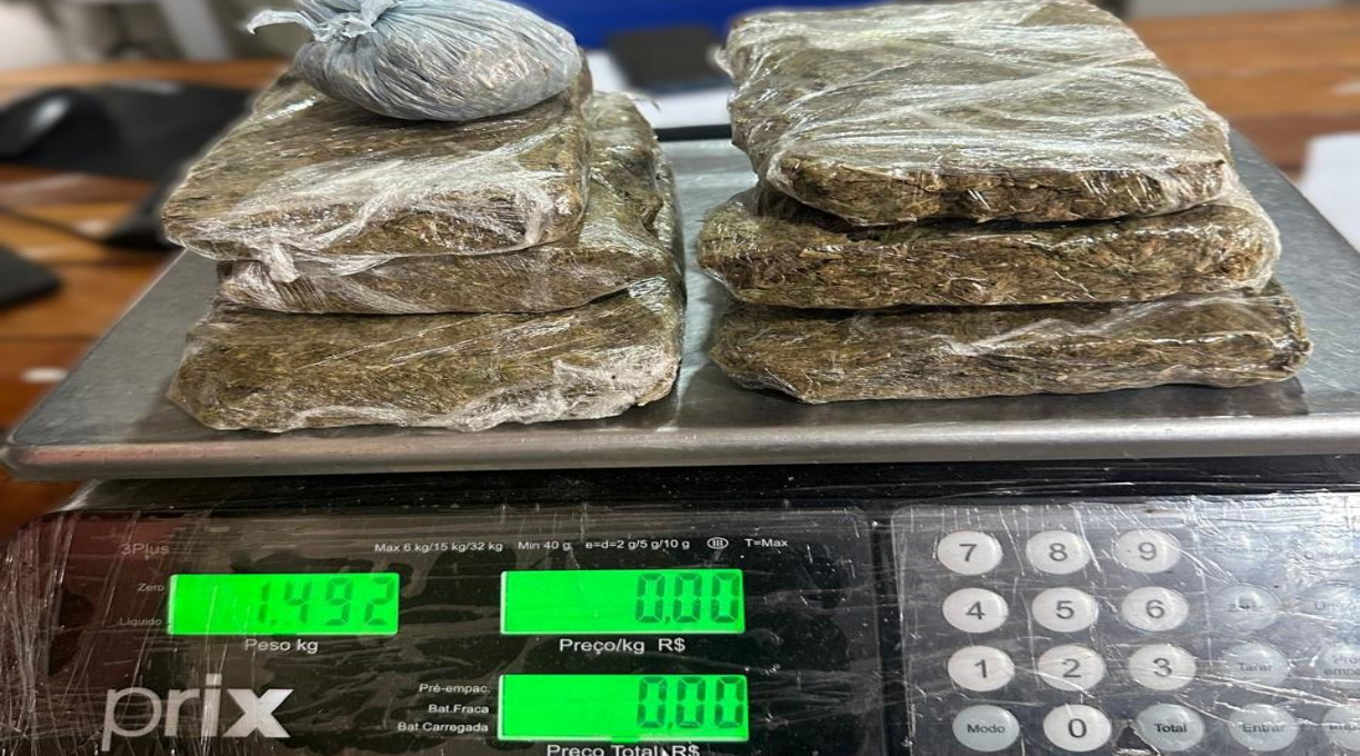 Presos são flagrados por policiais penais tentando entrar com sete tabletes de droga em unidade prisional 1