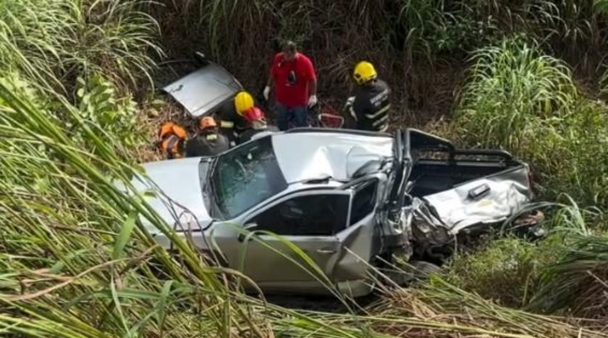 Corpo de Bombeiros resgata condutor ferido e preso em veículo na BR-174 1