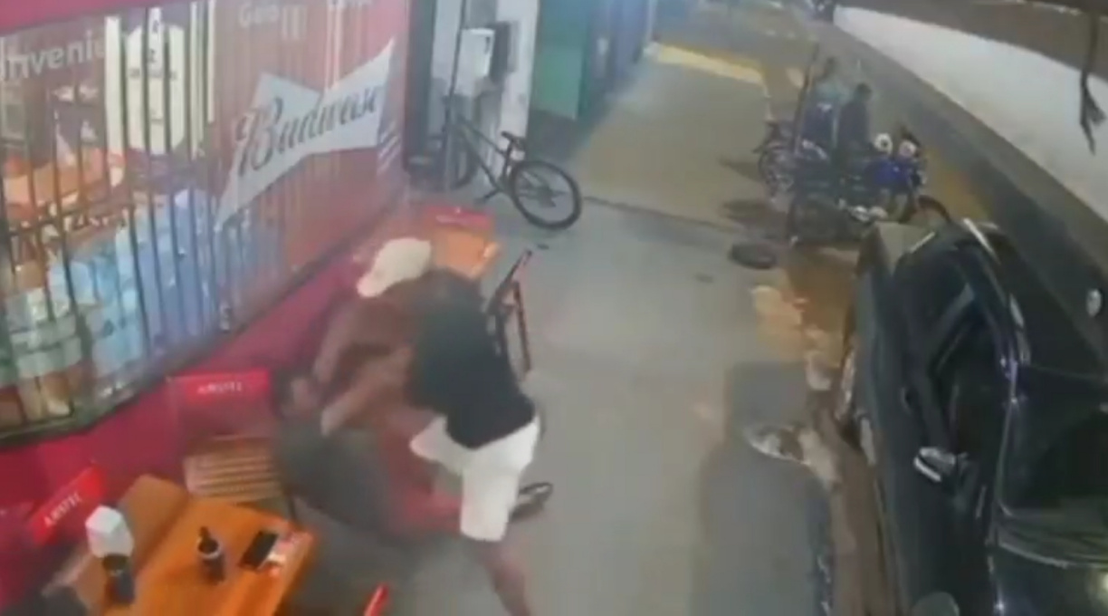Cliente de uma conveniência sofre tentativa de homicídio a golpes de faca, e o crime é registrado por câmeras de segurança 1