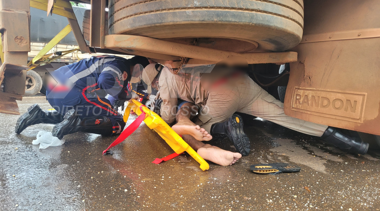 Motociclista fica ferido ao colidir na traseira de carreta parada e é encaminhado ao Hospital Regional pelo SAMU 1