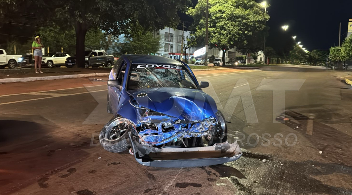 Motorista fica em estado grave após perder o controle do carro e bater em obstáculos na Presidente Médici 1